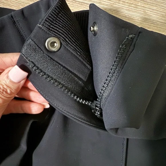 Athleta black tapered leg pant size 4 - Picture 7 of 7